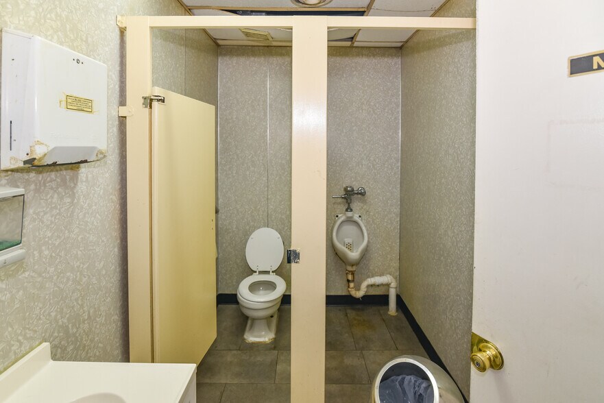 More Photos Of 5900 York Rd, Baltimore Storefront Retail Office For Sale