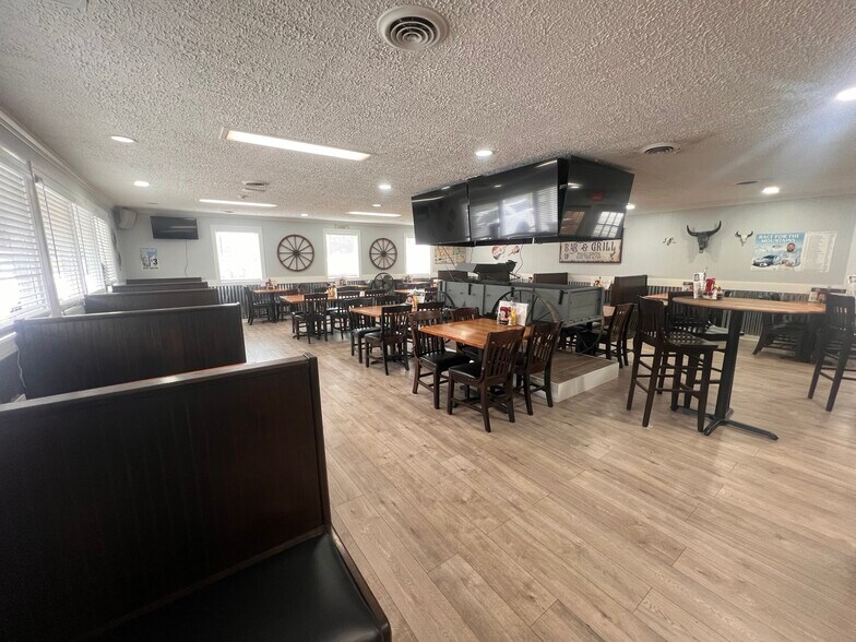 Primary Photo Of 15170 & 15182 George Washington Memorial Hwy, Saluda Restaurant For Sale