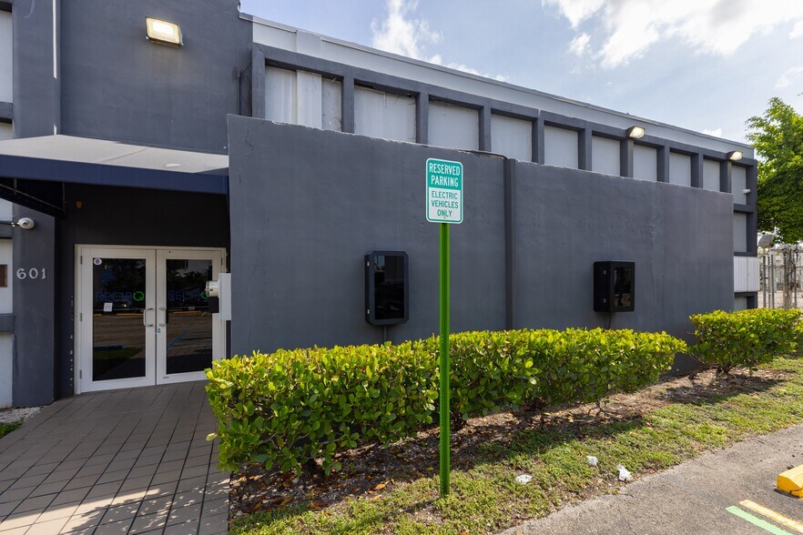 More Photos Of 601 W 20th St, Hialeah Warehouse For Sale