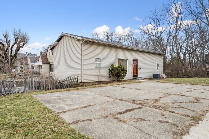 More Photos Of 239 W Locust St, Wilmington Storefront For Sale