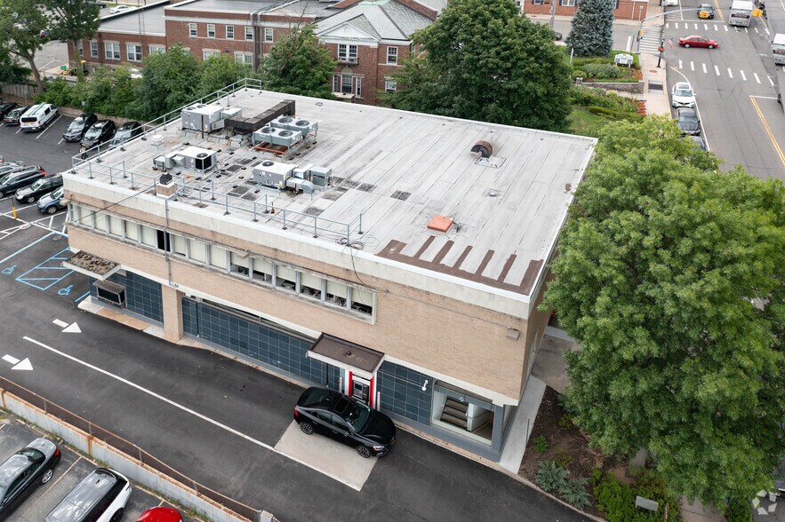 More Photos Of 240 Plandome Rd, Manhasset Office For Lease