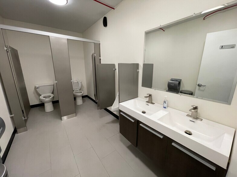 More Photos Of 1740 Waukegan Rd, Glenview Storefront Retail Office For Lease