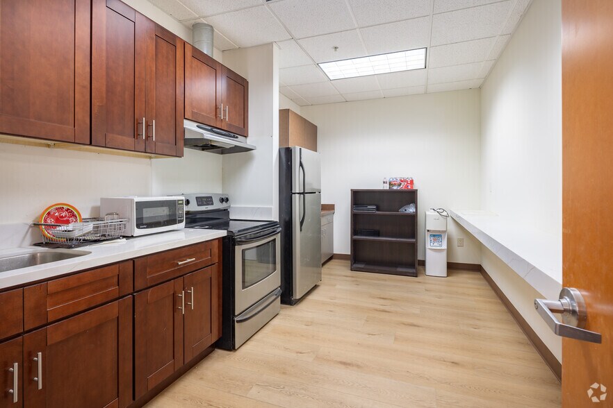 More Photos Of 61 Post, Irvine Flex For Sale