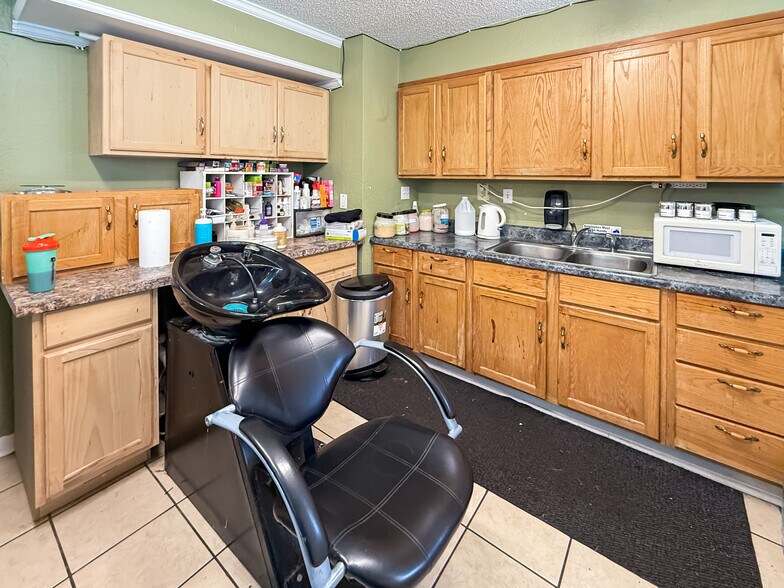 More Photos Of 104 W Hallmark Ave, Killeen Freestanding For Sale