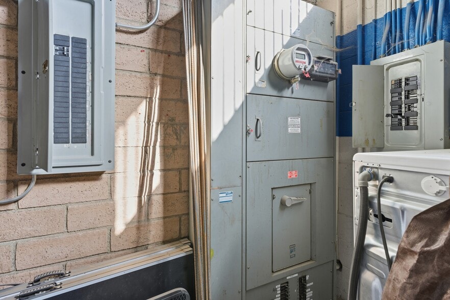 More Photos Of 18522 Gresham St, Northridge Warehouse For Sale