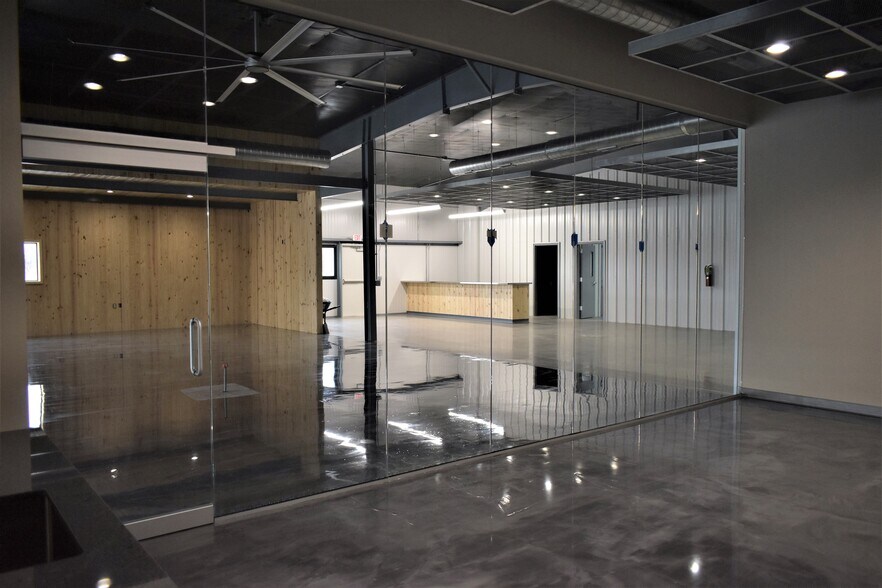 More Photos Of 9701 Northwest Expy, Yukon Showroom For Sale