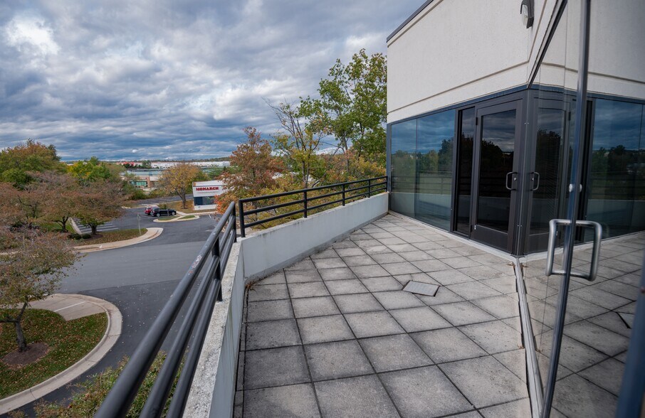 More Photos Of 4100 Lafayette Center Dr, Chantilly Industrial For Sale