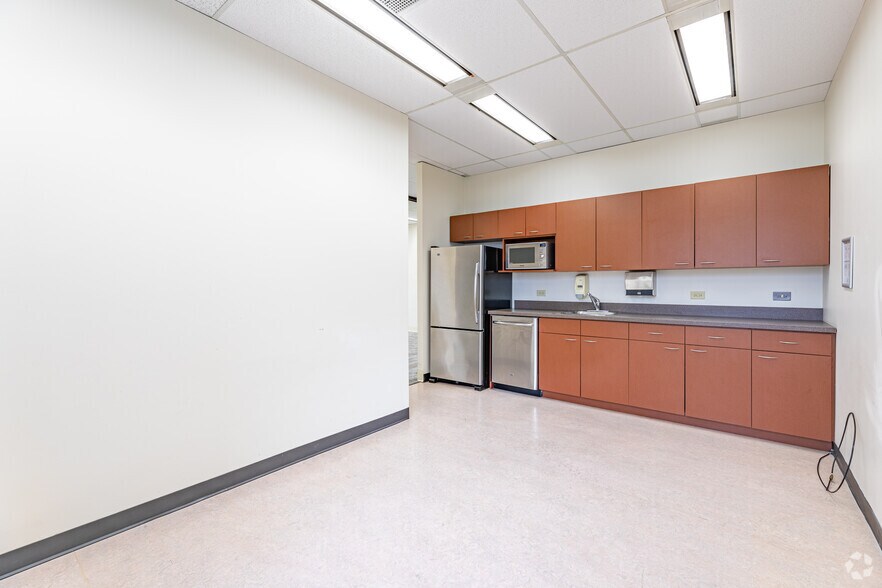 More Photos Of 2 Bloor St W, Toronto Office For Lease