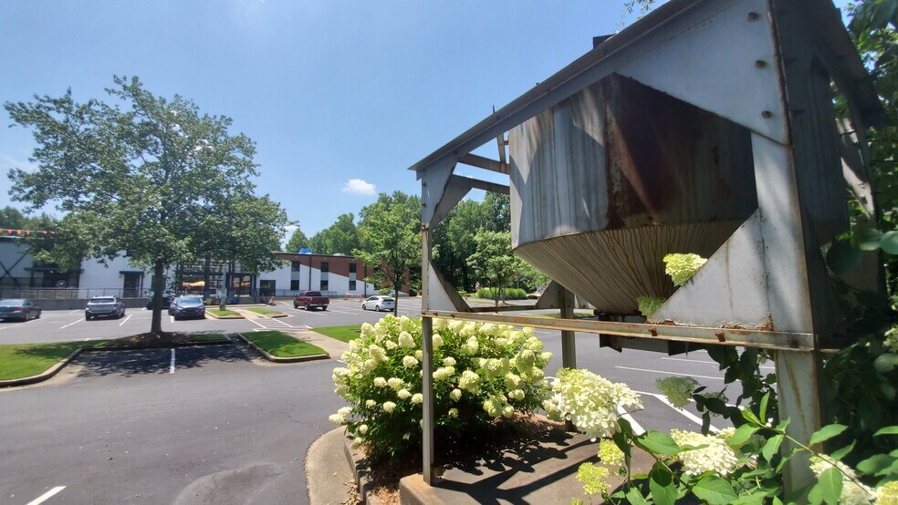 More Photos Of 1425 Ellsworth Industrial Dr, Atlanta General Retail For Lease