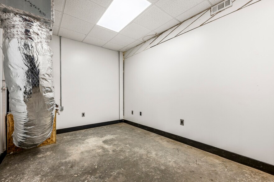 More Photos Of 216 E Poplar St, Rogers Loft Creative Space For Lease