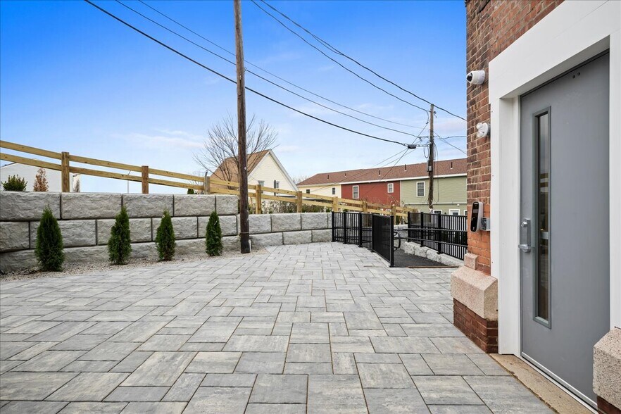 More Photos Of 22 Waverly St, Worcester Apartments For Sale