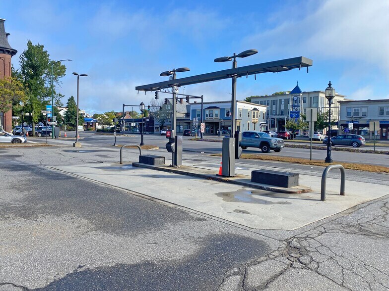 More Photos Of 152 Maine St, Brunswick Convenience Store For Lease