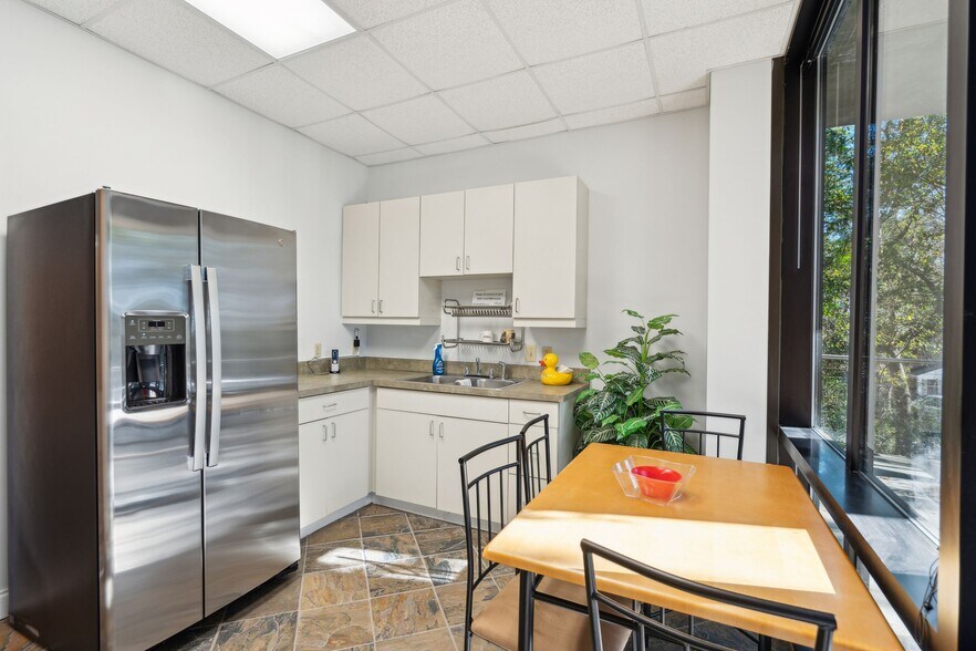 More Photos Of 710 Johnnie Dodds Blvd, Mount Pleasant Medical For Lease