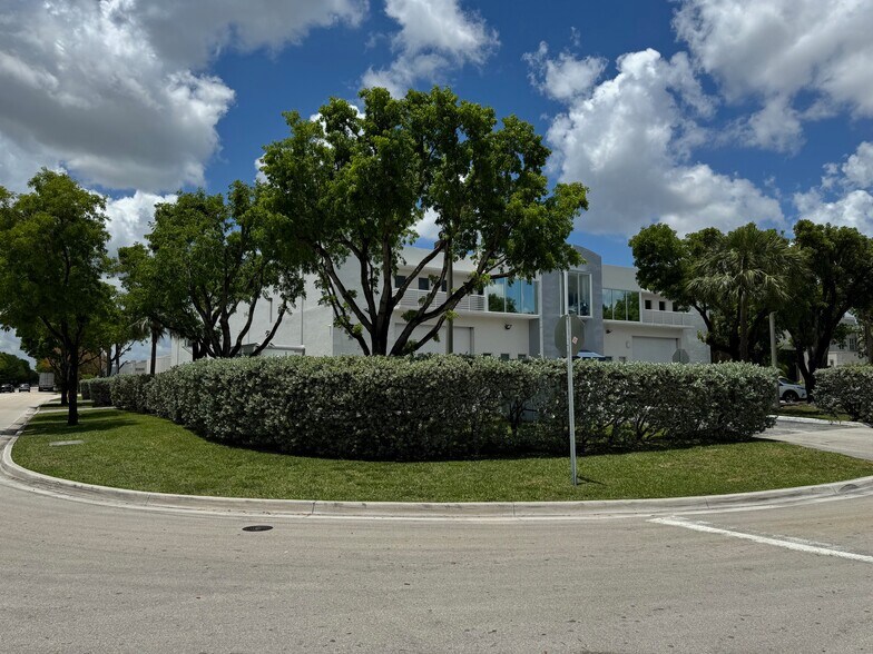 More Photos Of 2100 Nw 102nd Pl, Doral Warehouse For Lease