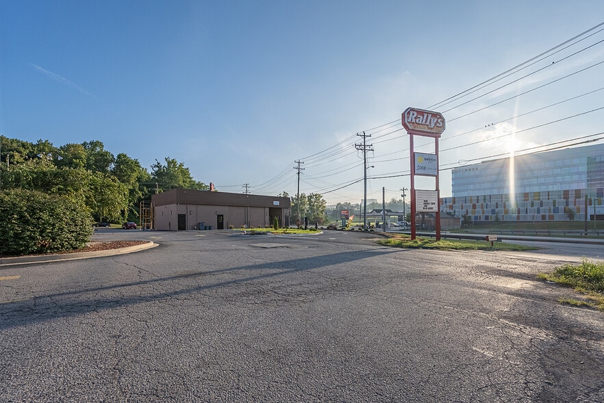 More Photos Of 5229 Madison Rd, Cincinnati Storefront Retail Office For Lease