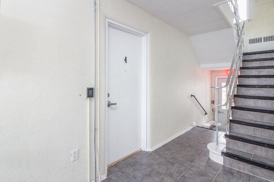 More Photos Of 2709 Lake Shore Dr, Toronto Apartments For Sale