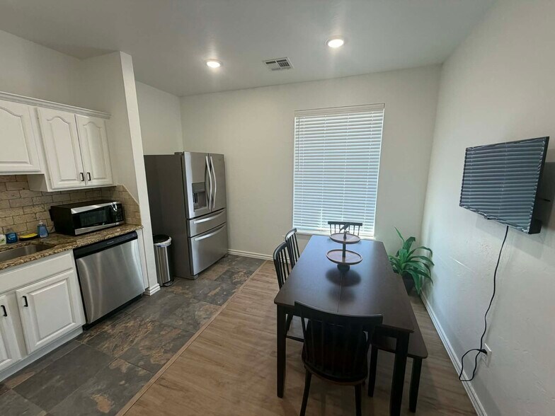 More Photos Of 817 Irish Ln, Edmond Office For Lease