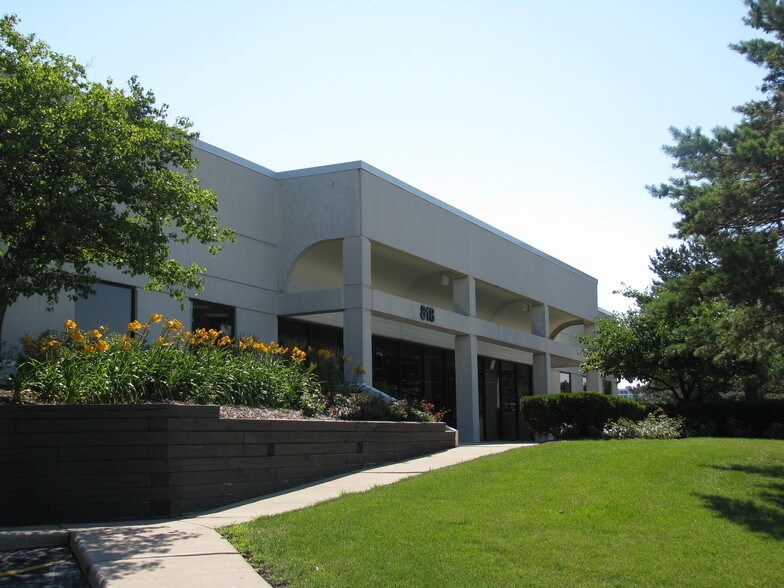 More Photos Of 818-890 Oak Creek Dr, Lombard Showroom For Lease