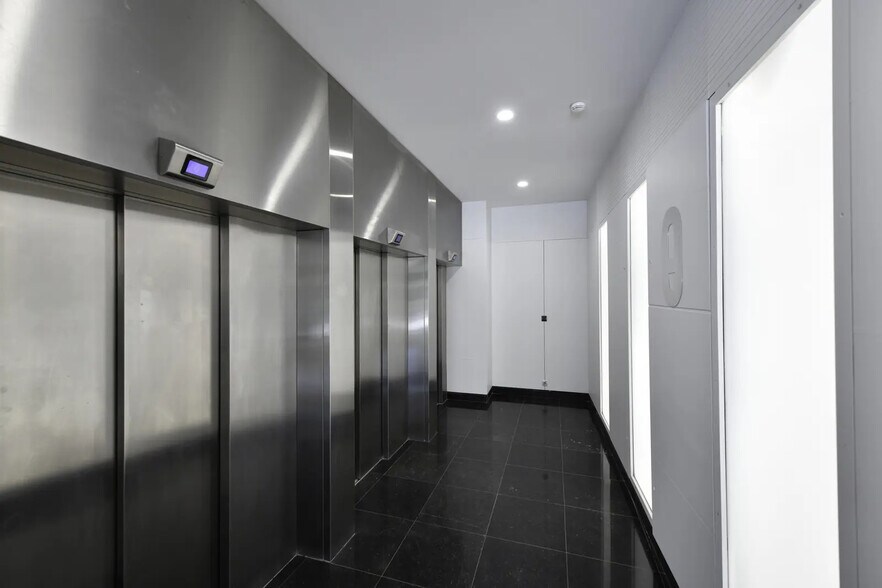 More Photos Of 99 Avenue Aristide Briand, Montrouge Office For Sale