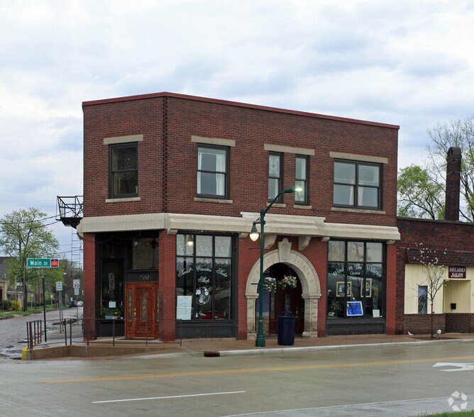More Photos Of 700 S Main St, Elkhart Storefront Retail Residential For Lease