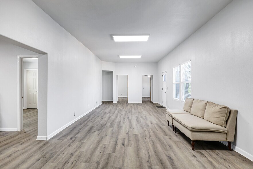 More Photos Of 1016 E Borgfeld Dr, San Antonio Flex For Sale