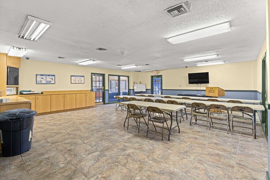 More Photos Of 1031 NE 16th St, Ocala Manufacturing For Lease