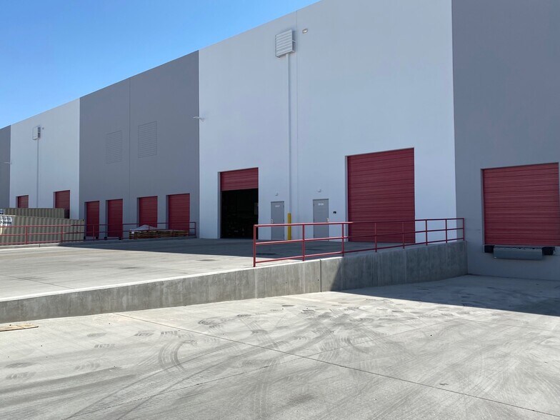 More Photos Of 1000 W Vista Bonita Dr, Phoenix Warehouse For Lease