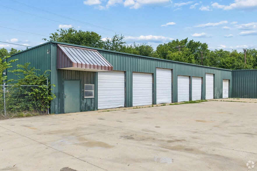 More Photos Of 308 Thomas Pl, Everman Warehouse For Sale
