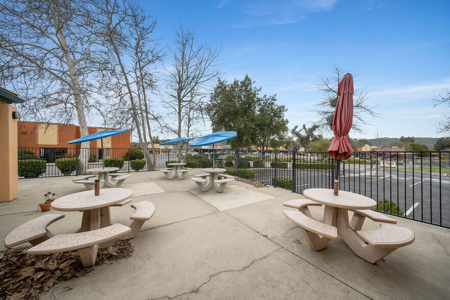 More Photos Of 8845 El Camino Real, Atascadero Storefront Retail Office For Lease
