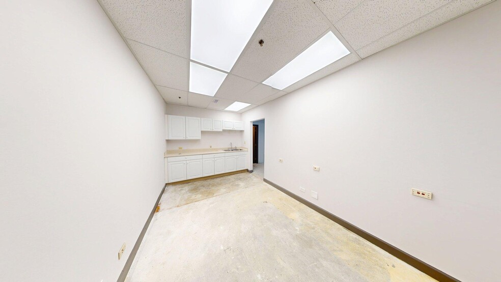 More Photos Of 271-285 E Helen Rd, Palatine Light Distribution For Sale