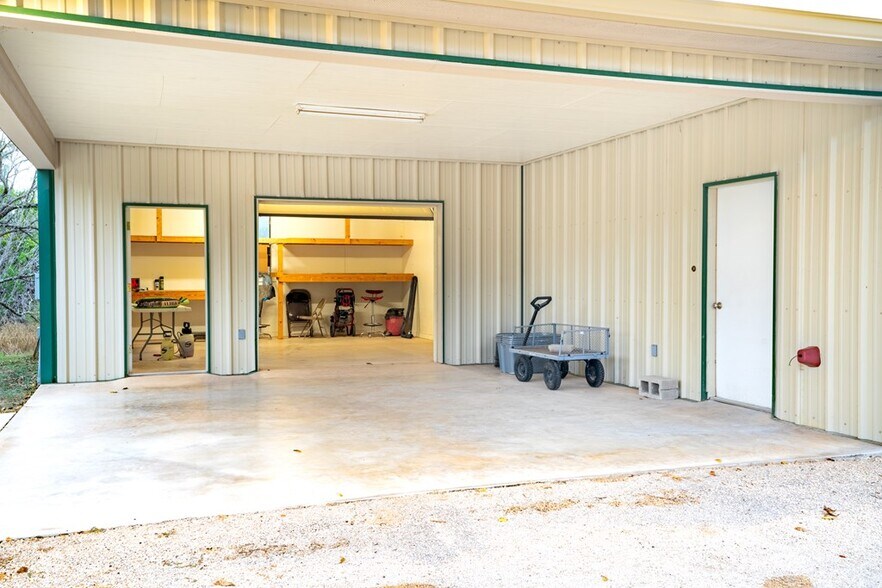 More Photos Of 315 Roy St, Kerrville Warehouse For Sale