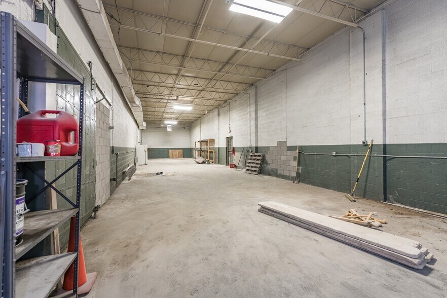 More Photos Of 25215 Glendale St, Redford Township Warehouse For Lease
