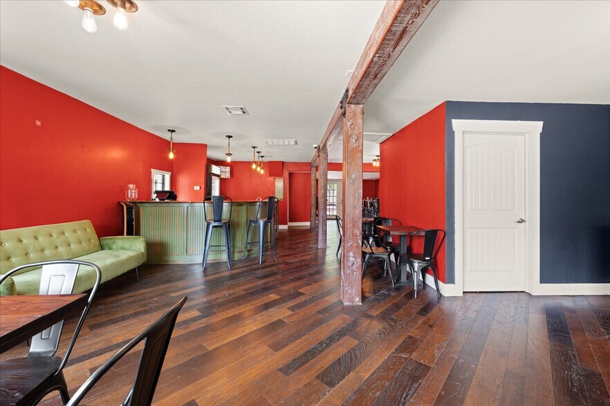 More Photos Of 629 W Main St, Yukon General Retail For Lease