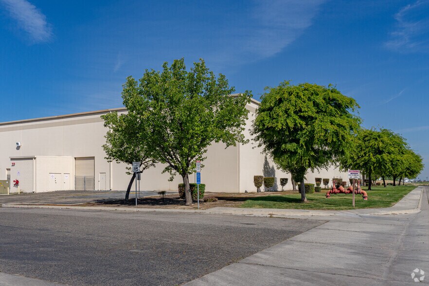 More Photos Of 8505 W Doe Ave, Visalia Distribution For Lease