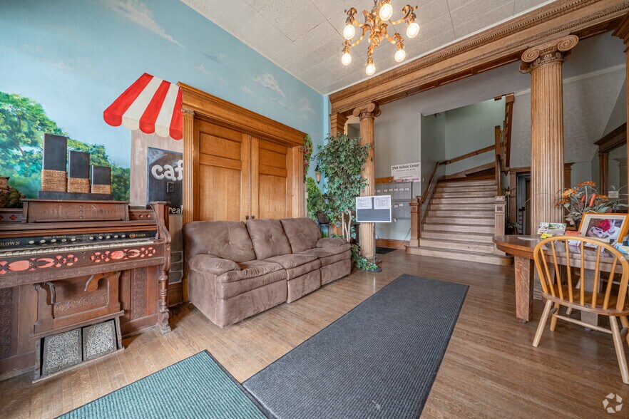 More Photos Of 215 W Elm St, Sycamore Medical For Sale