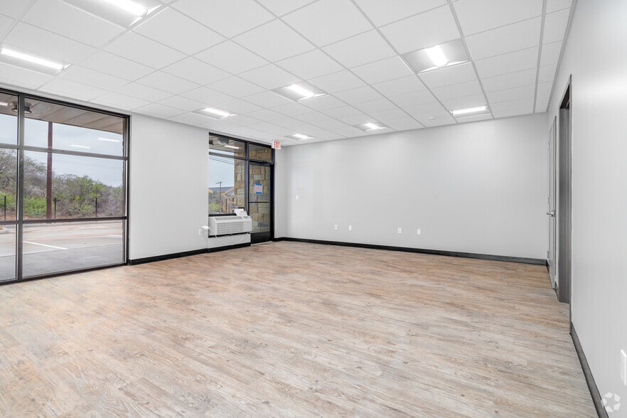 More Photos Of 3822 SE Military Dr, San Antonio Unknown For Lease