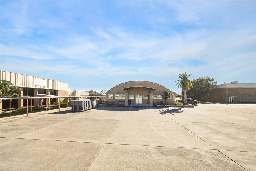 More Photos Of 1401 Mlk Blvd, El Campo Flex For Sale