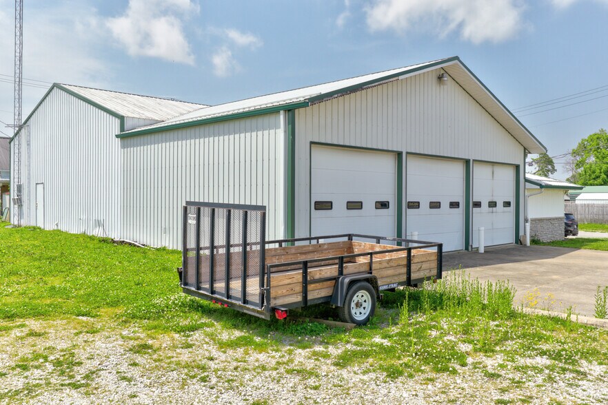 More Photos Of 206 & 208 S Meridian St, Washington Office For Sale