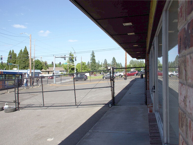 More Photos Of 16116 NE Halsey St, Portland Auto Dealership For Lease