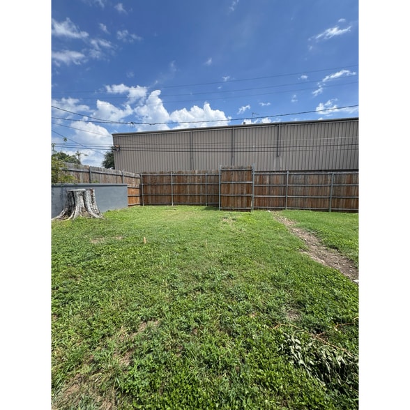 More Photos Of 2005 May St, Fort Worth Office For Lease