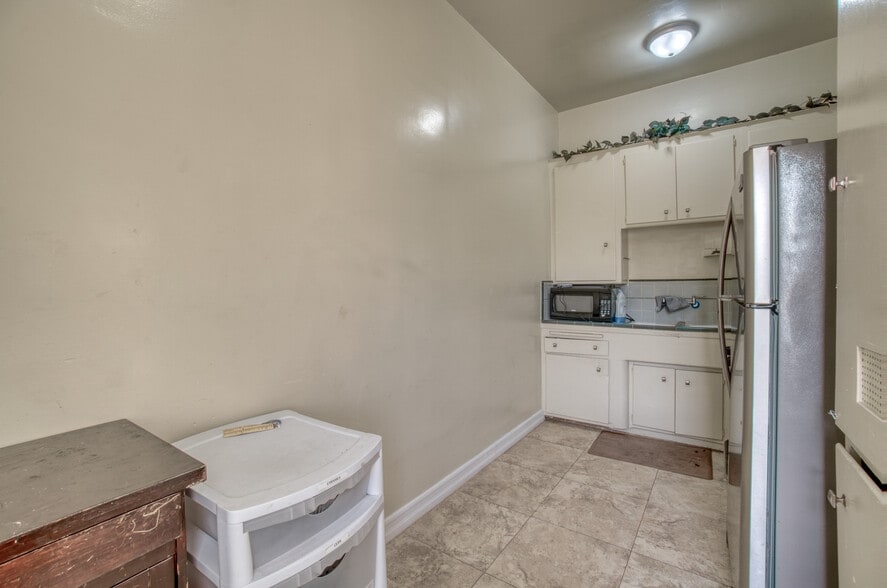 More Photos Of 11123 S Western Ave, Los Angeles Office For Sale