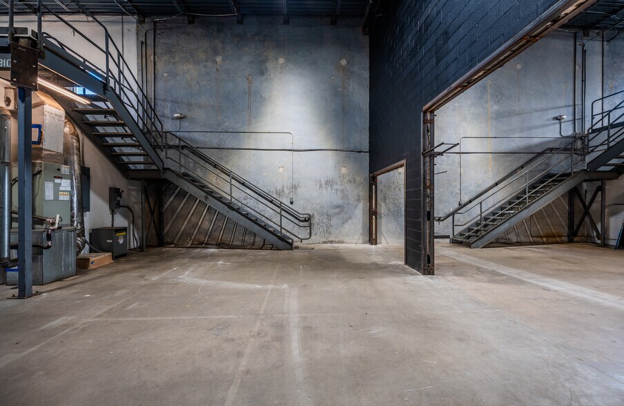 More Photos Of 5750 N Sam Houston Pky E, Houston Warehouse For Lease