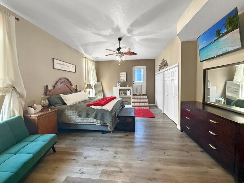 More Photos Of 112 N 2nd Ave W, Newton General Retail For Sale