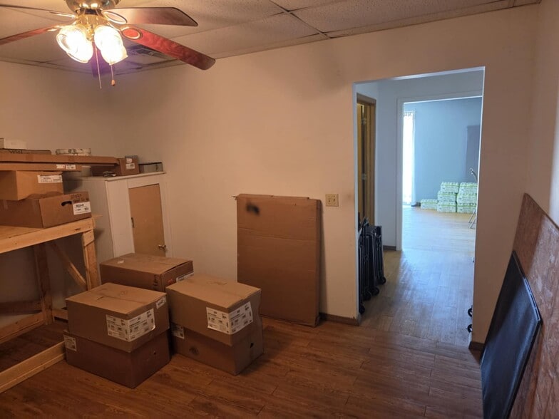 More Photos Of 800 N Jefferson St, Springdale Warehouse For Lease