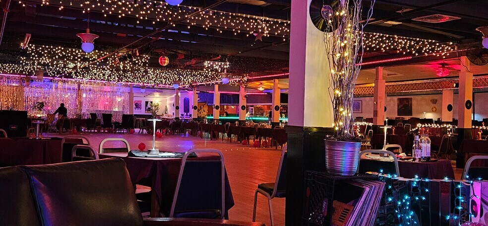 More Photos Of 22 Ash Swamp Rd, Newmarket Theater Concert Hall For Lease