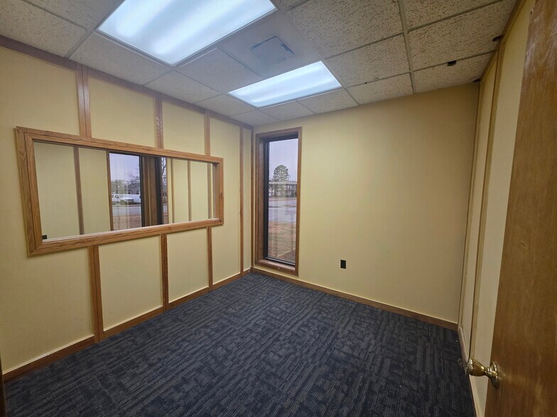 More Photos Of 401 N 2nd St, Rogers Office For Lease