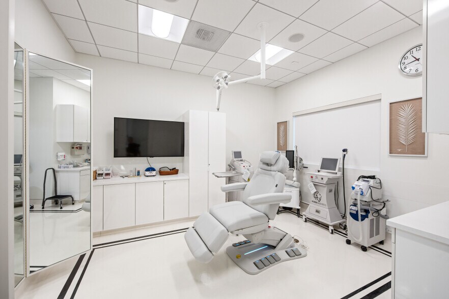 More Photos Of 11199 Sorrento Valley Rd, San Diego Office For Sale