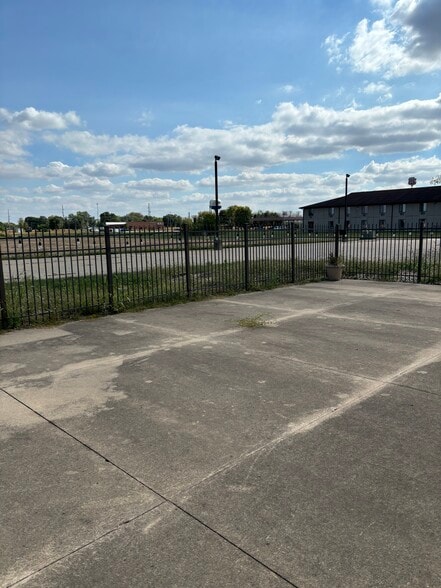 More Photos Of 210 N Lewis Ave, Oglesby Restaurant For Lease