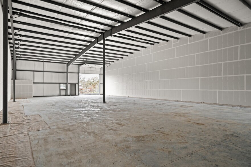 More Photos Of 954 Ort Ln, Merlin Industrial For Lease