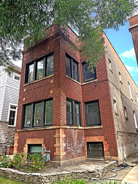 Primary Photo Of 2754 W Giddings St, Chicago Apartments For Sale